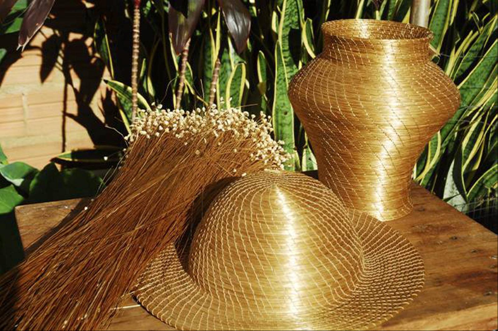 Produtos cono chapéu e vaso são produzidos com o capim-dourado na comunidade de Mumbuca